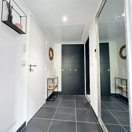 Krystal Garden, Bnbrickeys. Διαμέρισμα *