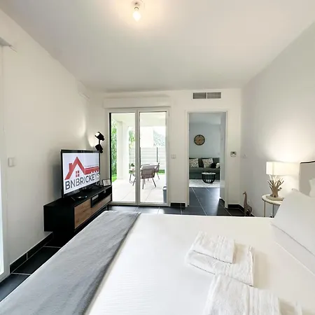 Krystal Garden, Bnbrickeys. Beausoleil