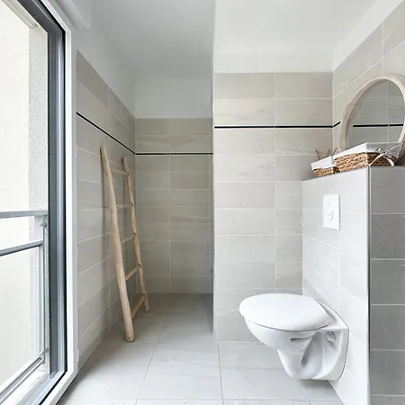 Krystal Garden, Bnbrickeys. Διαμέρισμα