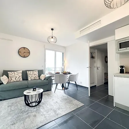 Krystal Garden, Bnbrickeys. *