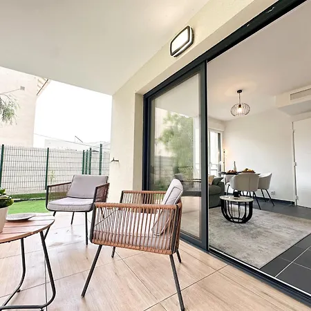 Krystal Garden, Bnbrickeys. * Beausoleil