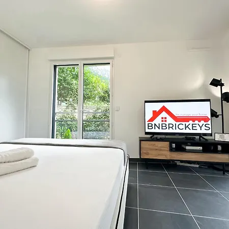 Krystal Garden, Bnbrickeys. Διαμέρισμα