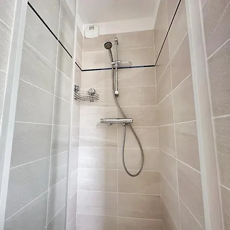 Krystal Garden, Bnbrickeys. Διαμέρισμα