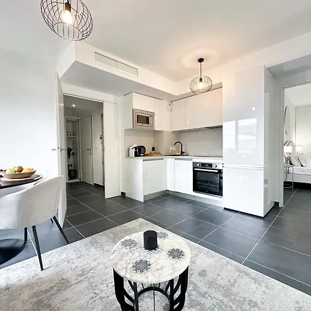 Krystal Garden, Bnbrickeys.