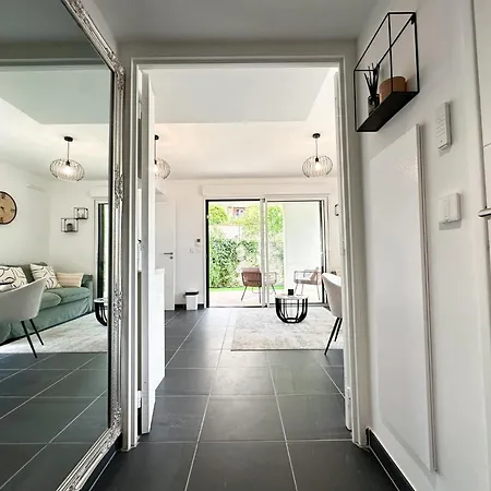 Krystal Garden, Bnbrickeys. Διαμέρισμα